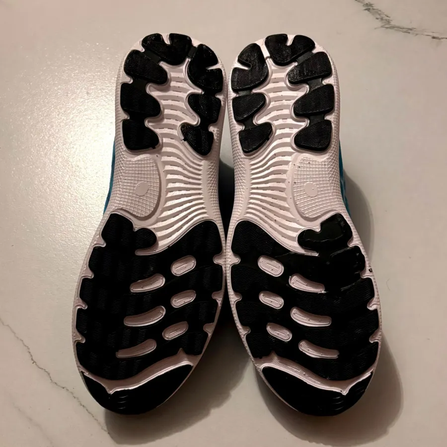 کتونی آبی طرح اسیکس