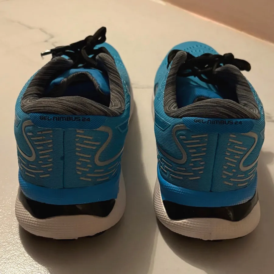 کتونی آبی طرح اسیکس