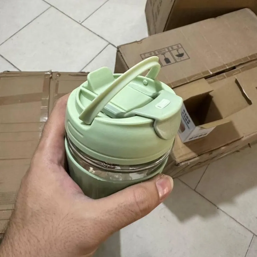 لیوان نی دار