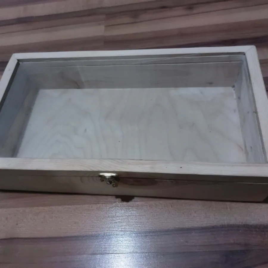 جعبه چوبی با در شیشه ای