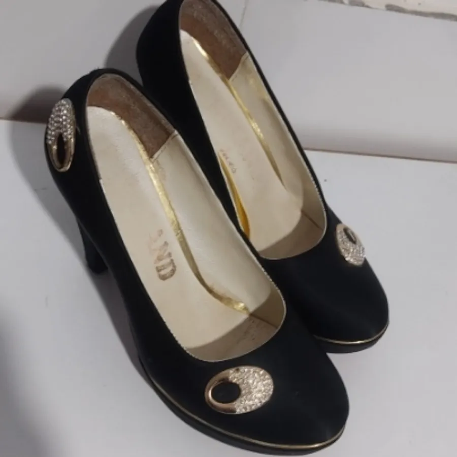 کفش کف قرمز