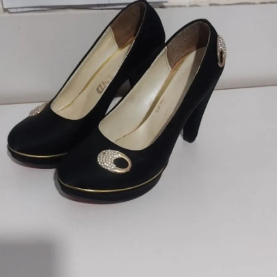 کفش کف قرمز