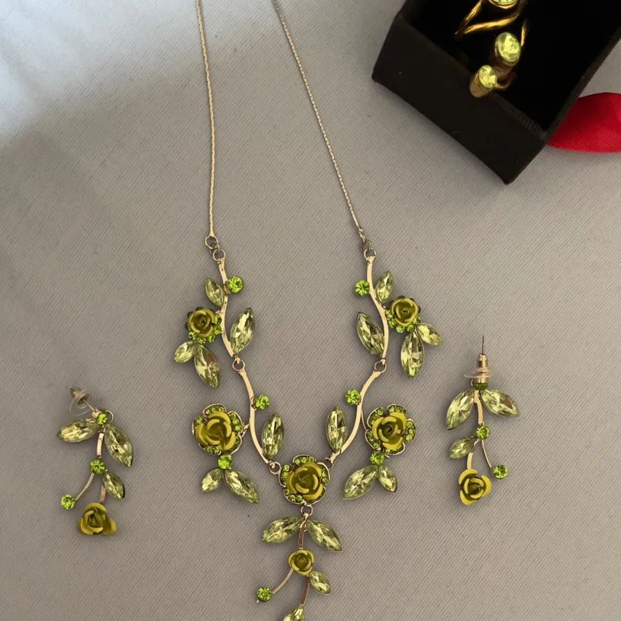 گردنبند، گوشواره، انگشتر