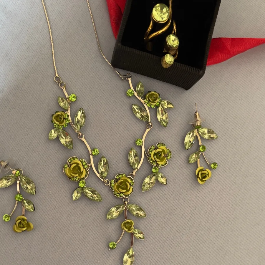 گردنبند، گوشواره، انگشتر