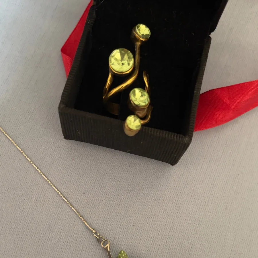 گردنبند، گوشواره، انگشتر