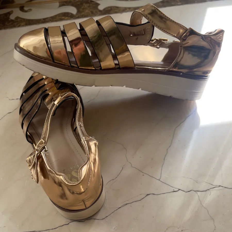 کفش اسپرت طلایی