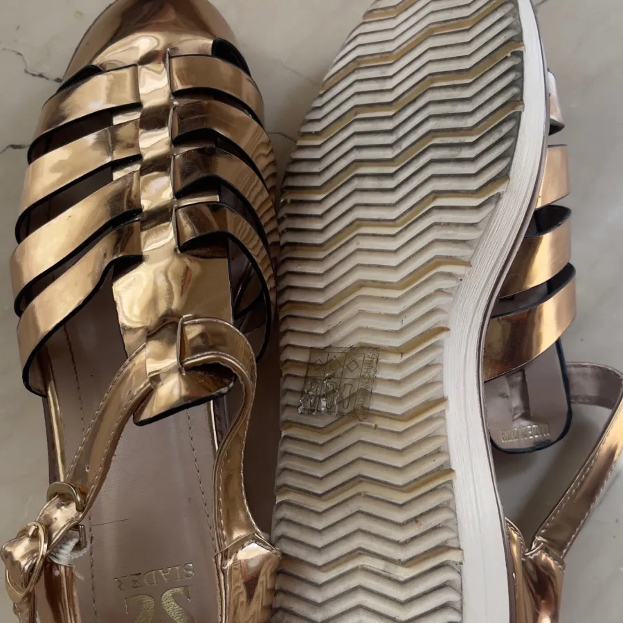 کفش اسپرت طلایی