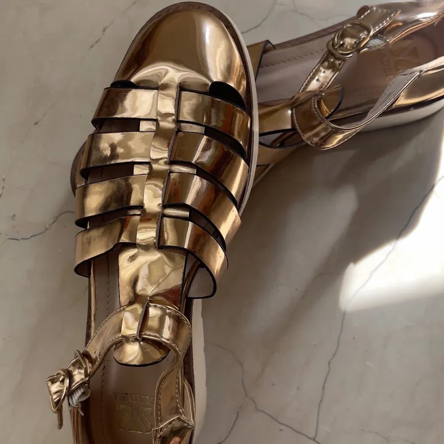 کفش اسپرت طلایی