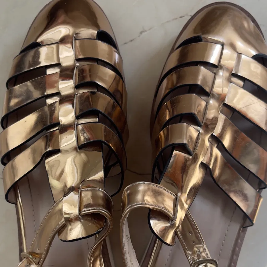 کفش اسپرت طلایی