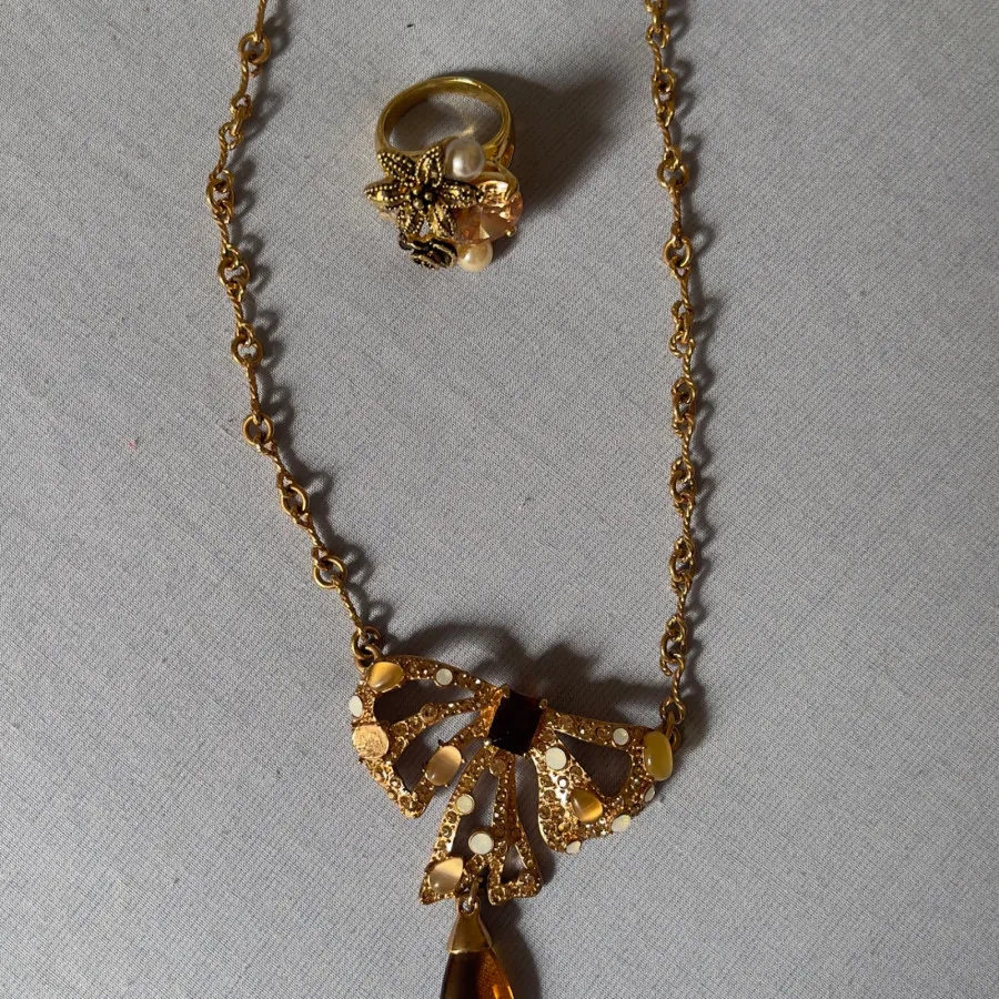 گردنبند و انگشتر نگین