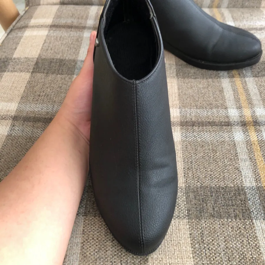 کفش تقریبا نیم بوت