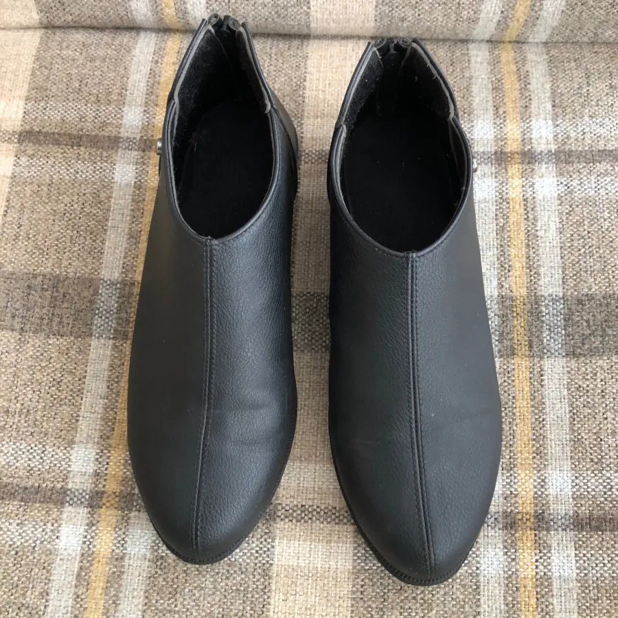 کفش تقریبا نیم بوت