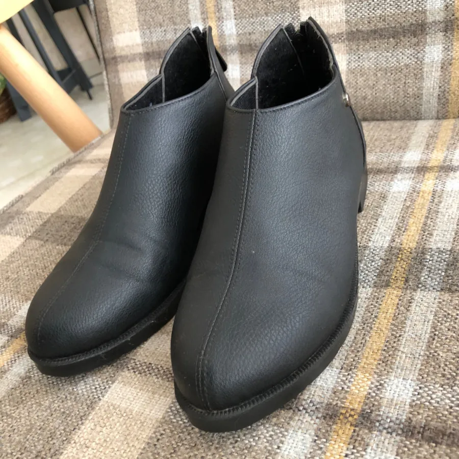 کفش تقریبا نیم بوت