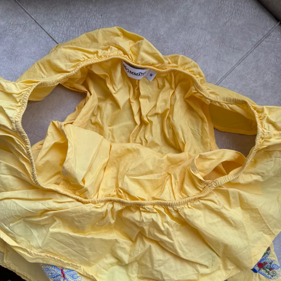 لباس یقه قایقی زرد