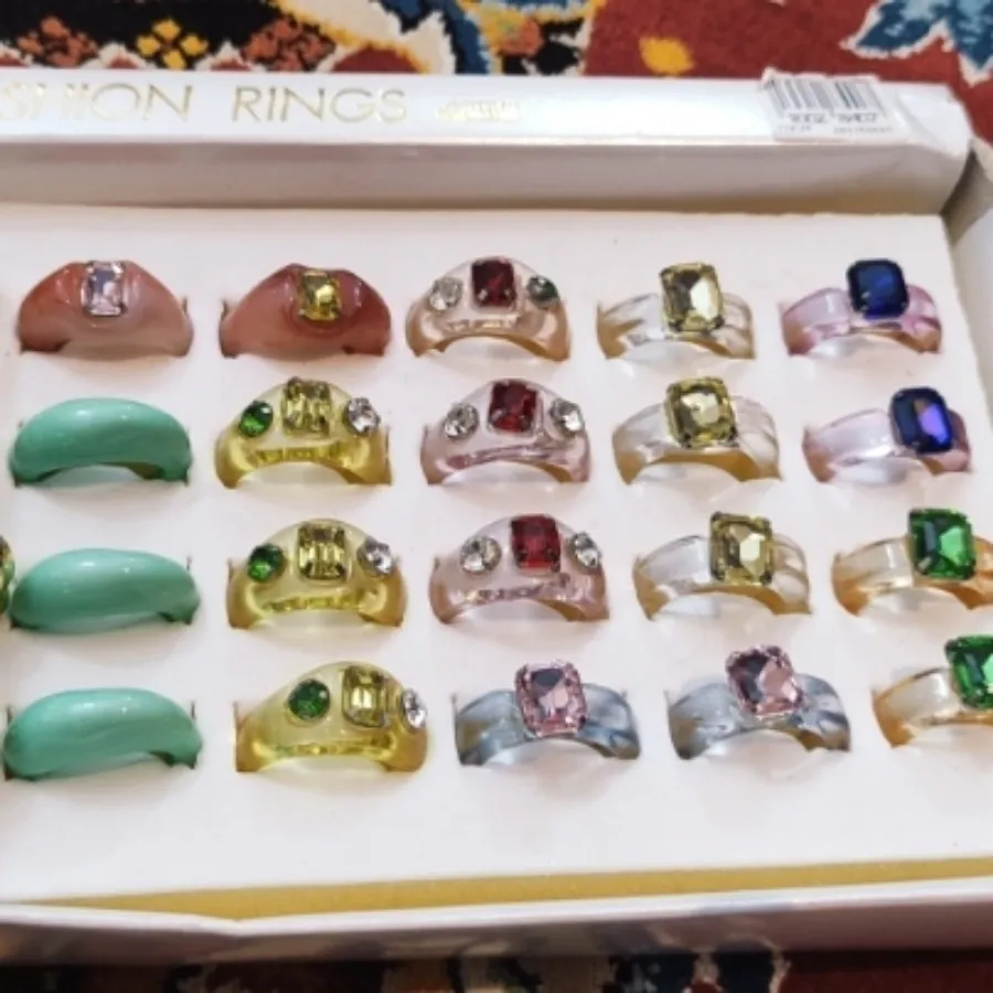 انگشتر رزین نگین دار