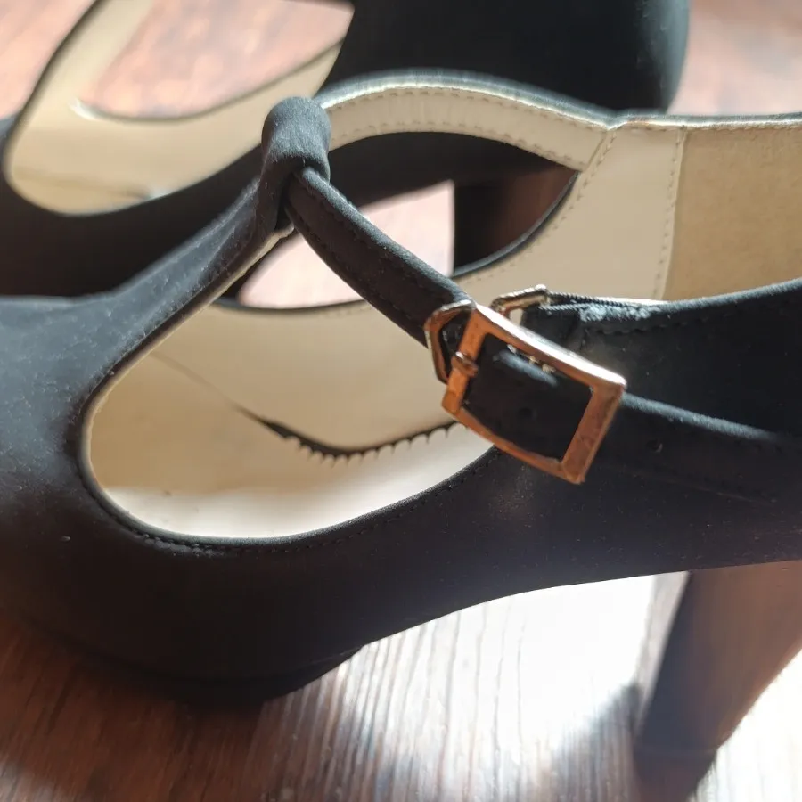 کفش پاشنه بلند مخملی