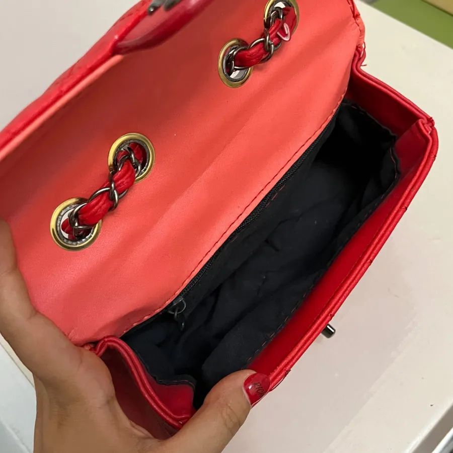 کیف قرمز