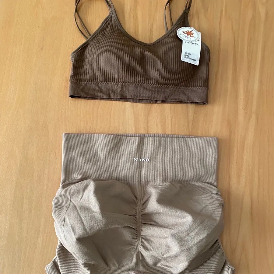 نیم تنه و شلوارک ورزشی