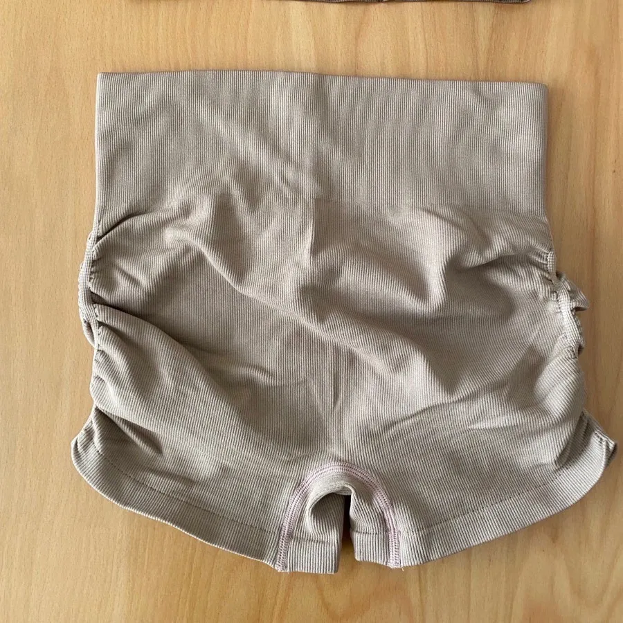 نیم تنه و شلوارک ورزشی