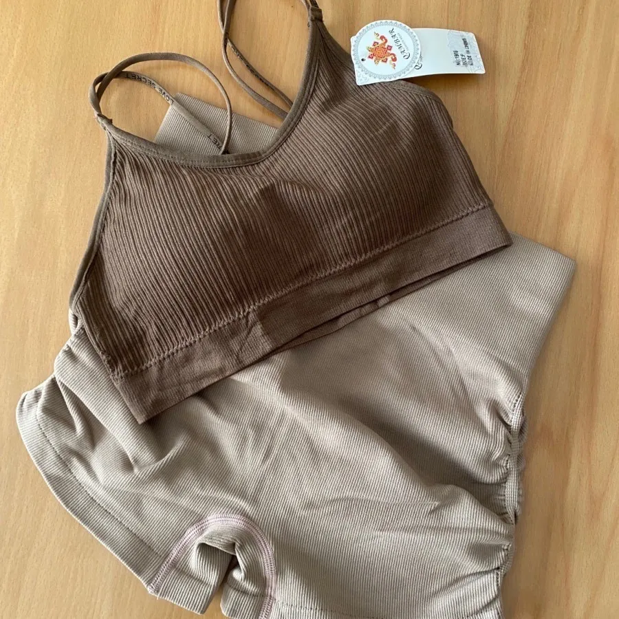 نیم تنه و شلوارک ورزشی