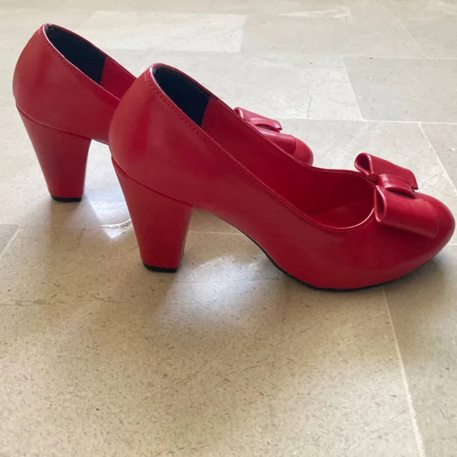 کفش قرمز باشنه