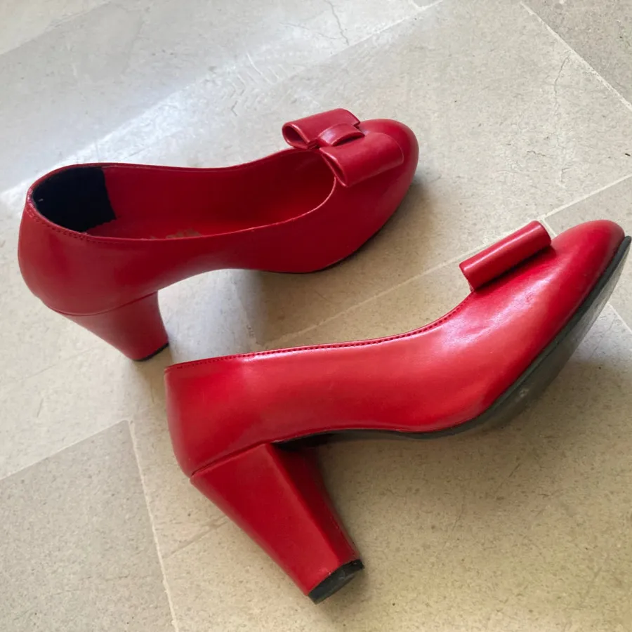 کفش قرمز باشنه