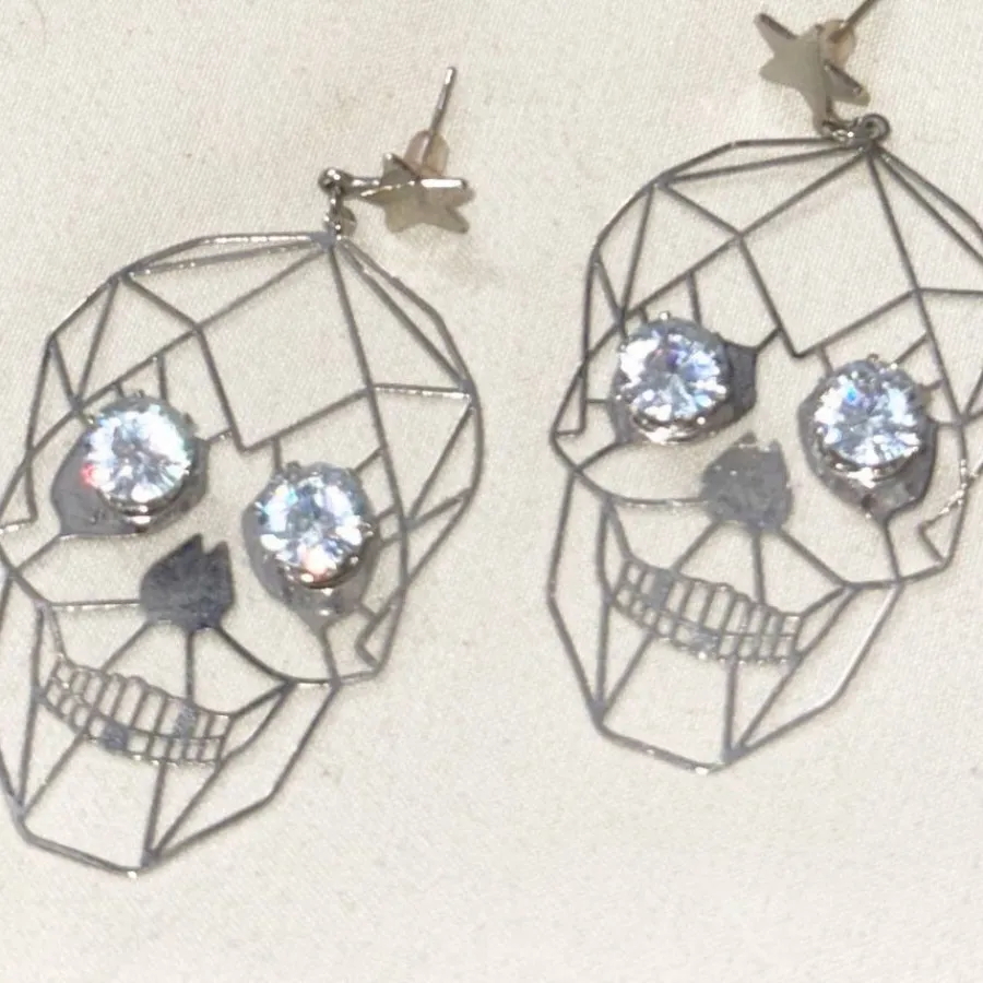 گوشواره اسکلت چشم نگینی?