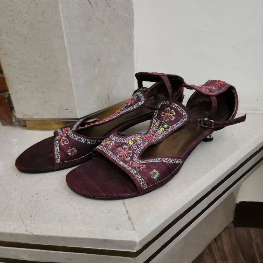 کفش پارچه ای کار شده