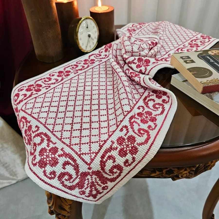 رومیزی گلدوزی شده دست دوز