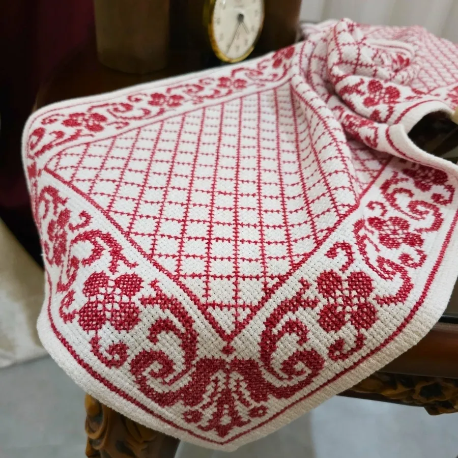 رومیزی گلدوزی شده دست دوز