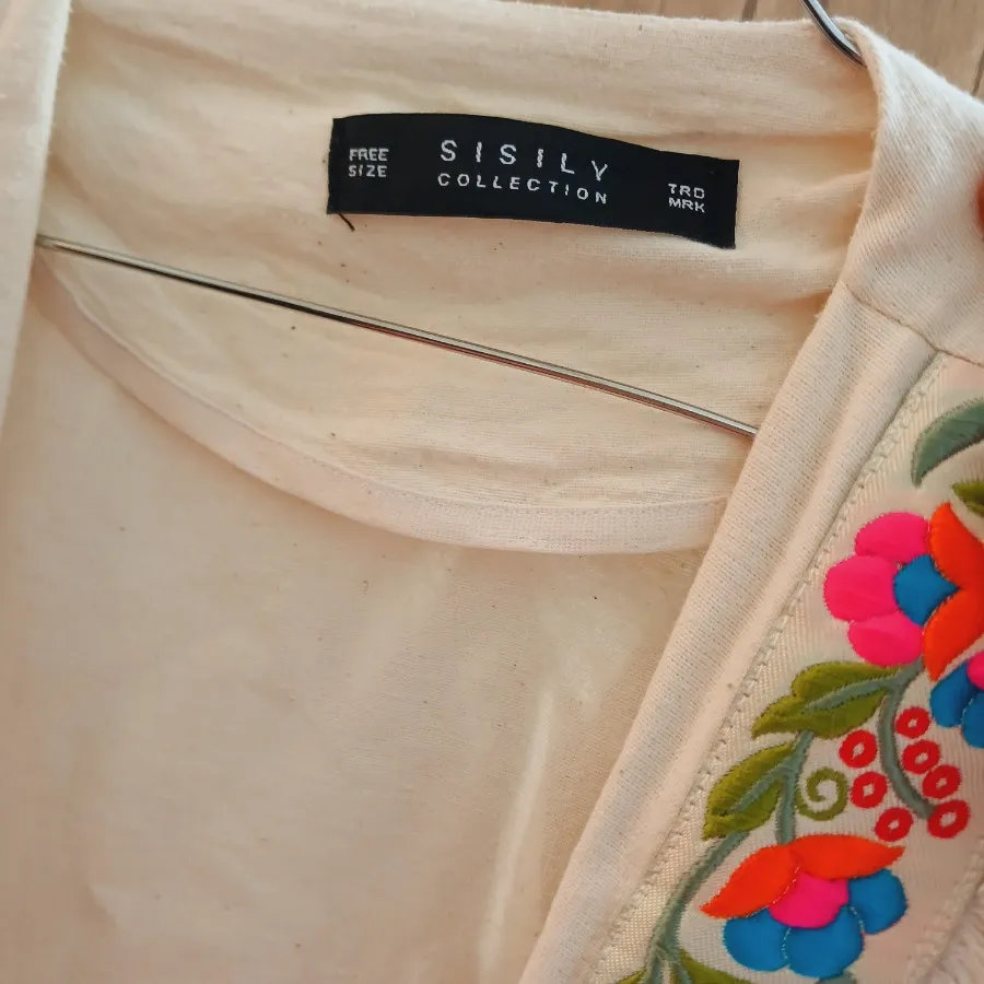 کت گلدوزی شده