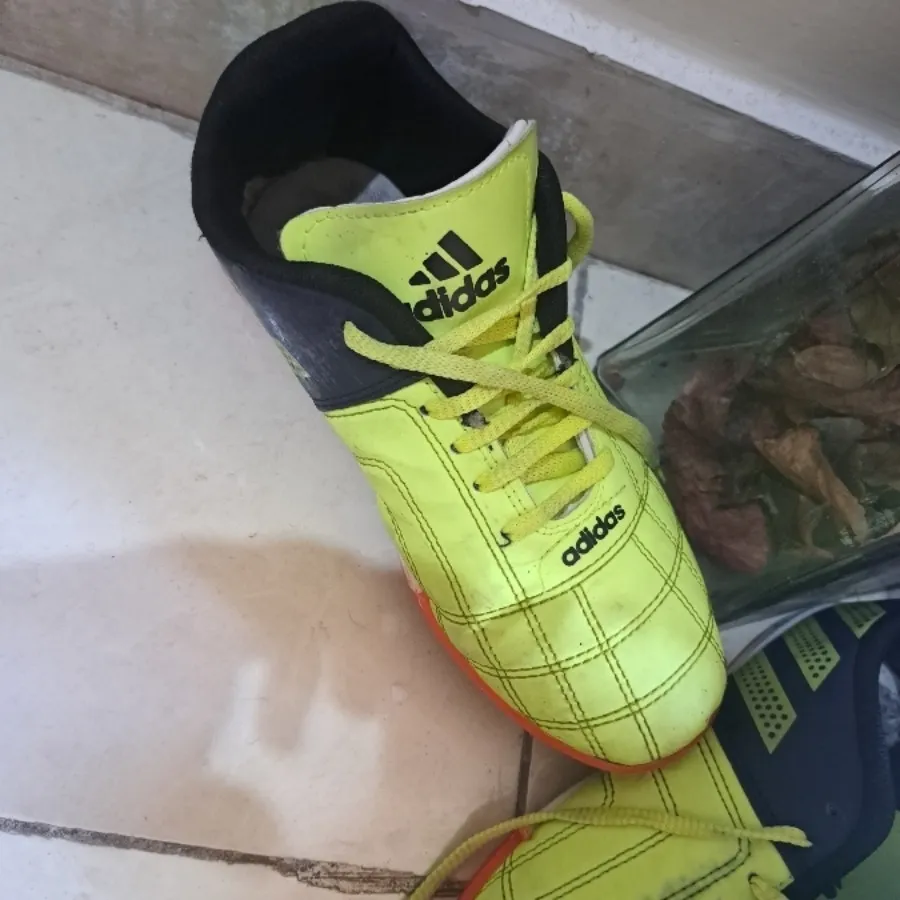 کتونی فوتسال وکلاه