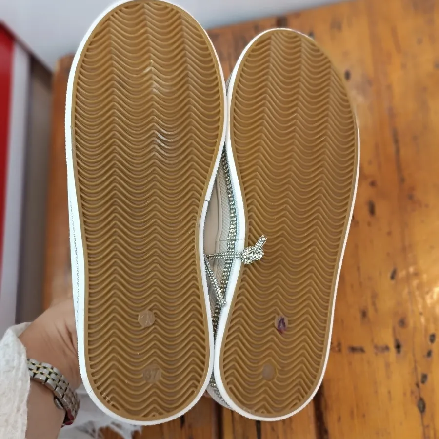 اسپرت ونس نگینی