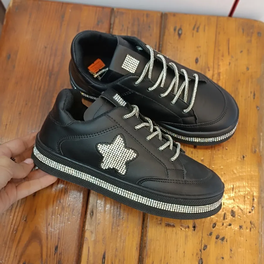 اسپرت ونس نگینی