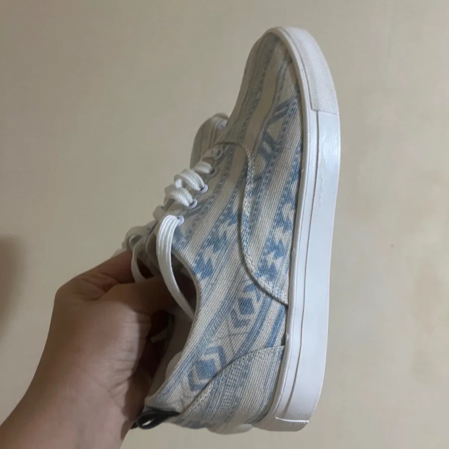 ونس سفید آبی آر ان اس