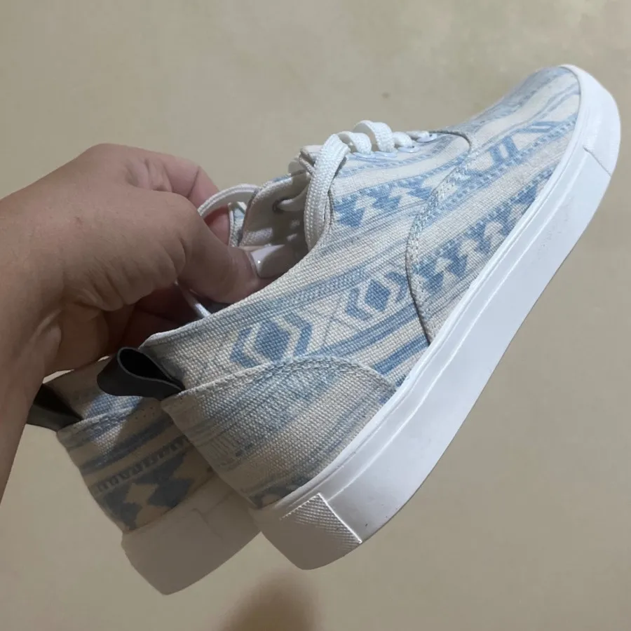 ونس سفید آبی آر ان اس