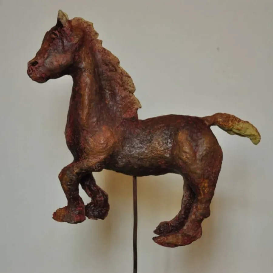 مجسمه ی اسب تک نسخه