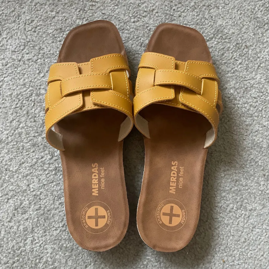 صندل زنانه زرد