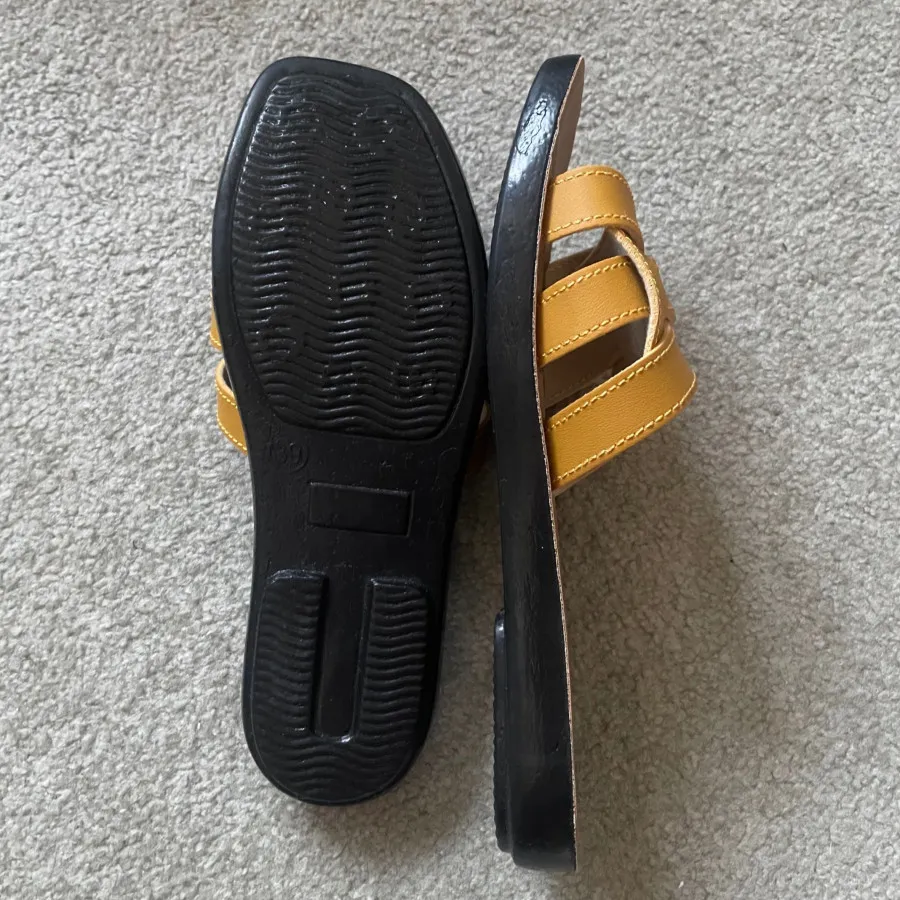 صندل زنانه زرد