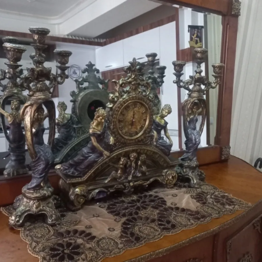 ساعت و شمعدان