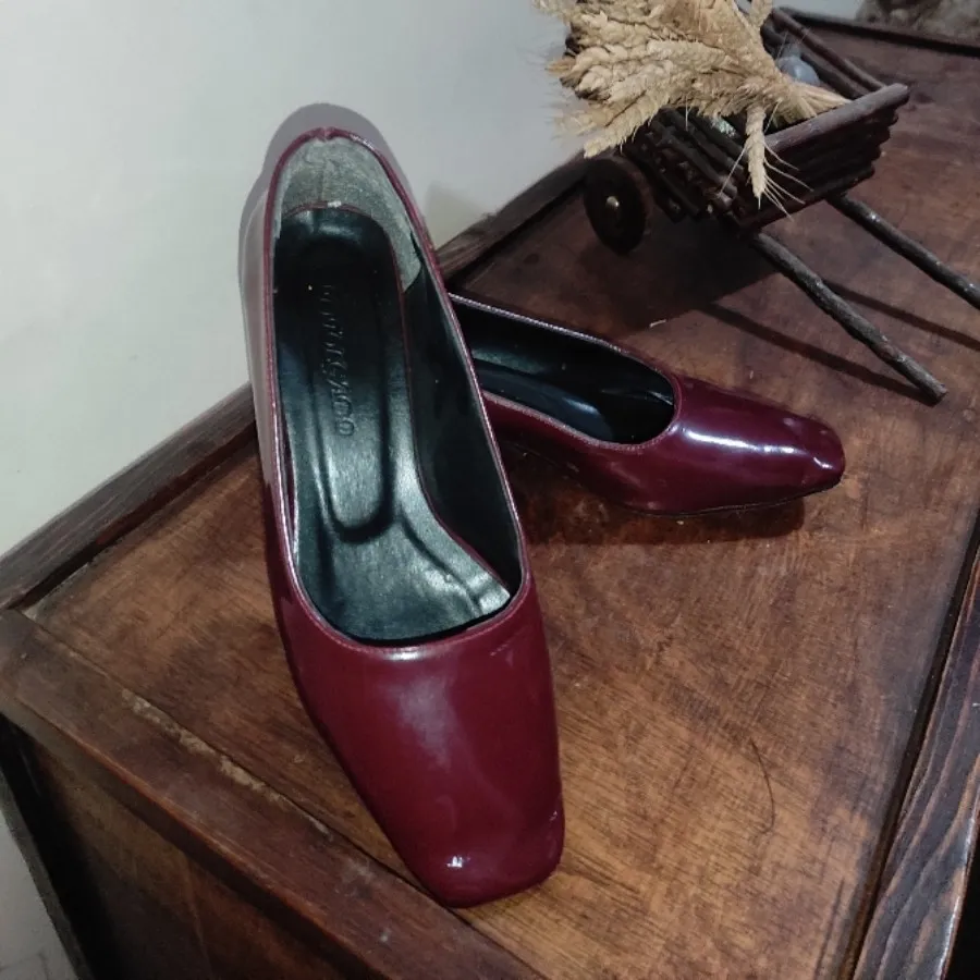 کفش زرشکی کلاسیک