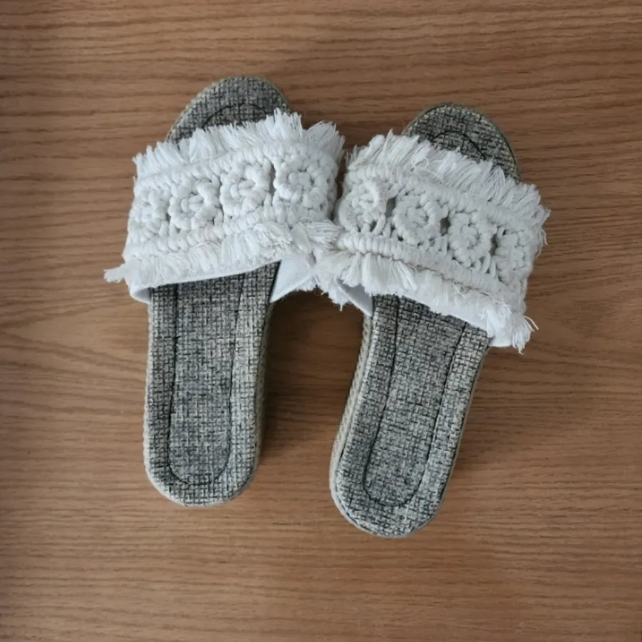 صندل کنفی یه کم لژ داره