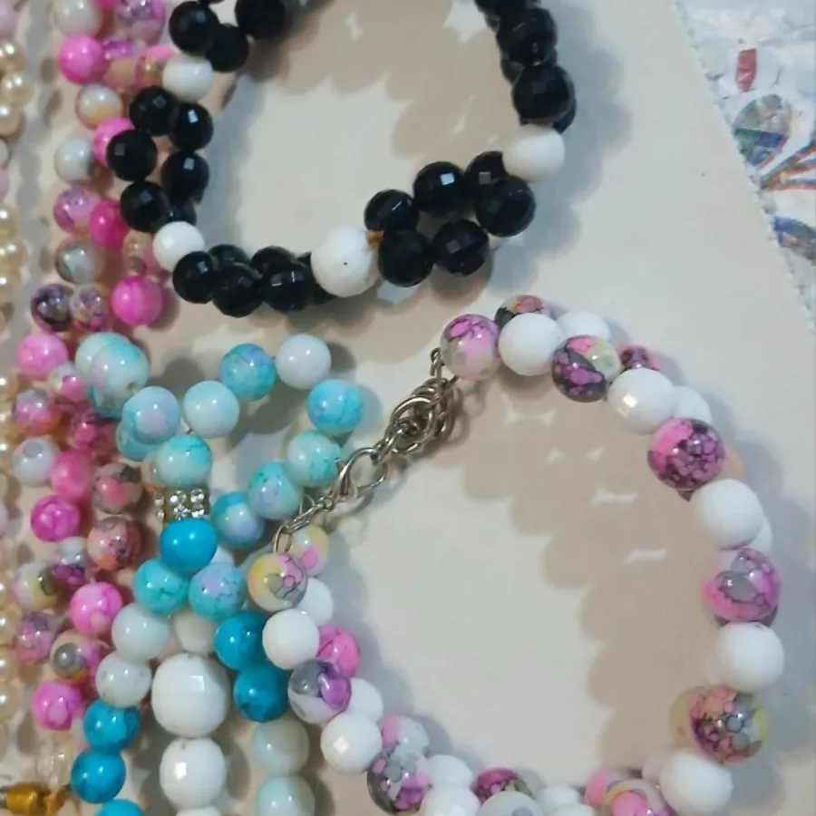 دست بند وگردن بند سنگی.