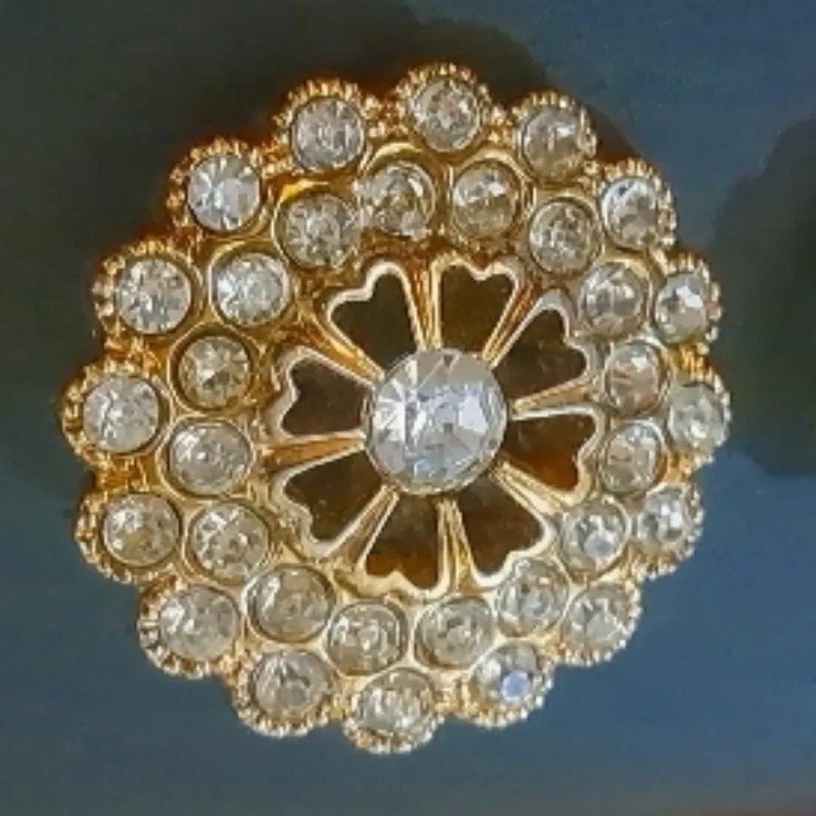 دکمه طلایی نگین دار