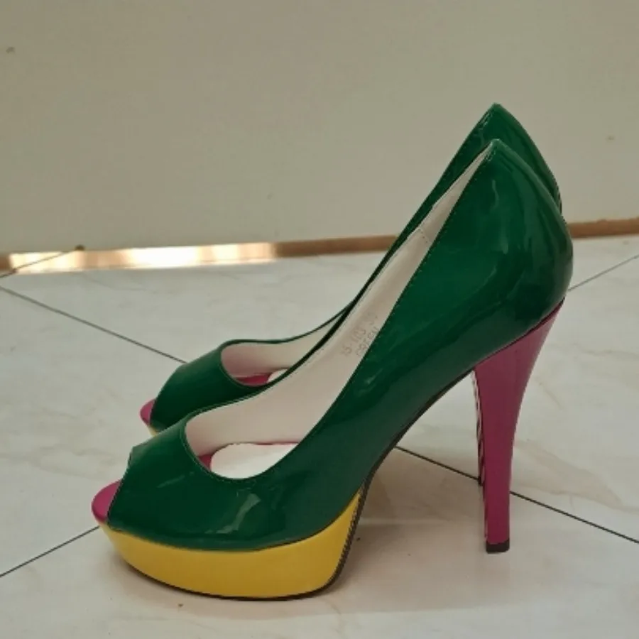 کفش چند رنگ،  خارجی