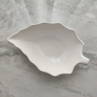 ظرف سرامیکی سفید طرح برگ