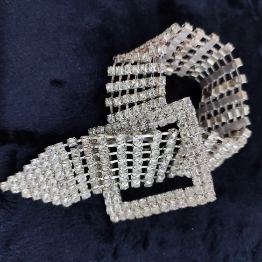 گوشواره دستبند نگین دار