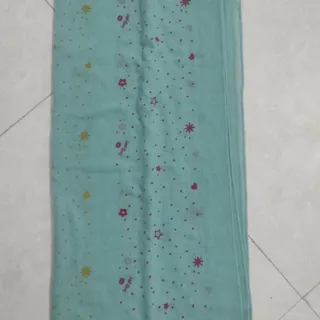 تعدادی شال و روسری نو