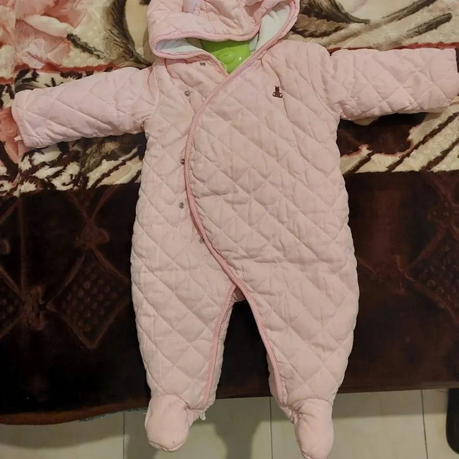 تعدادی لباس  بچگانه