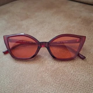 عینک گربه ای قرمز